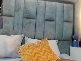 Live webcam model emily-86 on Soda Cams