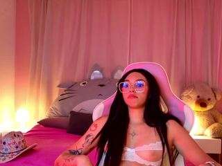 lyna-love Live Webcam on CamSoda
