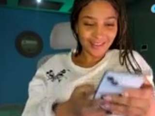 Live webcam model michellangels on Soda Cams