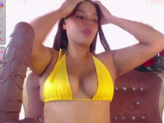 Model ini sedang live sekarang. badmommmy