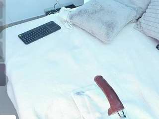 angie-roses Live Webcam on CamSoda