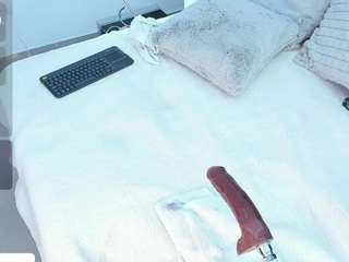 angie-roses Live Webcam on CamSoda