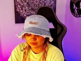 Live webcam model scarletthudsson on Soda Cams