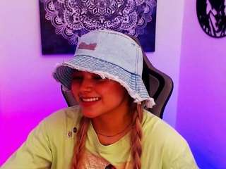 Live webcam model scarletthudsson on Soda Cams