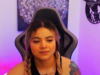 Model ini sedang live sekarang. scarletthudsson