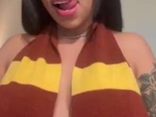 Live webcam model victoria-chicas on Soda Cams