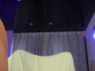 mandypeas, female webcam model,  years old, on live webcam