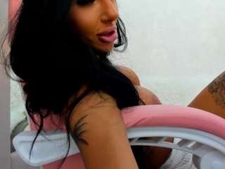 Este modelo está ao vivo agora. britneycharm
