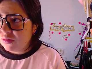 le modèle lanaqueen69 est en webcam porno dans un show sur le site camsoda, il possède les tags suivants: anal,massage,toys,thick,strip,spanks,spank,smoking,shaved pussy,sexy,orgasm,ass,naked,lovense,brown eyes,asshole,bdsm,fetish,bondage,black hair