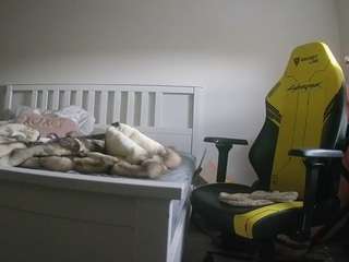 voyeurcam-sexy-little-ana-01