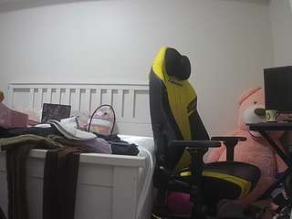 voyeurcam-sexy-little-ana-01's CamSoda show and profile