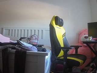 voyeurcam-sexy-little-ana-01's CamSoda show and profile