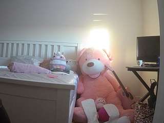 voyeurcam-sexy-little-ana-01's CamSoda show and profile