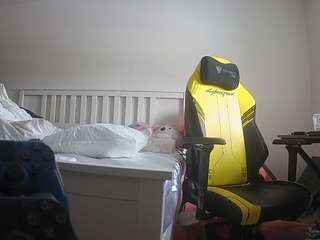 voyeurcam-sexy-little-ana-01's CamSoda show and profile