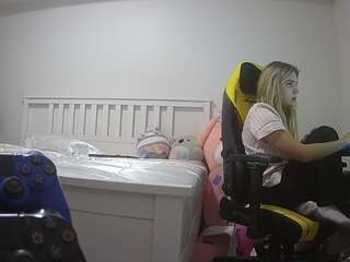 voyeurcam-sexy-little-ana-01's CamSoda show and profile