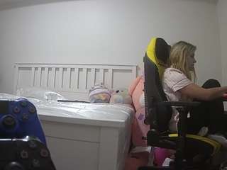 voyeurcam-sexy-little-ana-01's CamSoda show and profile