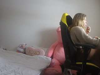 voyeurcam-sexy-little-ana-01