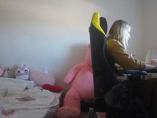 voyeurcam-sexy-little-ana-01's CamSoda show and profile