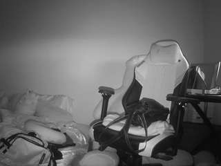 voyeurcam-sexy-little-ana-01's CamSoda show and profile