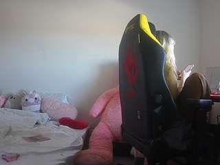 voyeurcam-sexy-little-ana-01