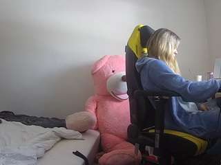 voyeurcam-sexy-little-ana-01