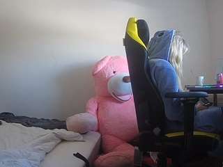 voyeurcam-sexy-little-ana-01 Live Webcam on CamSoda