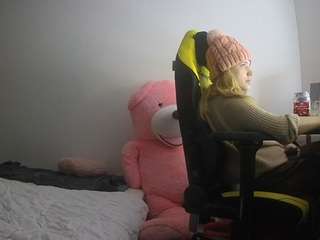 voyeurcam-sexy-little-ana-01's CamSoda show and profile