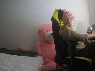 voyeurcam-sexy-little-ana-01