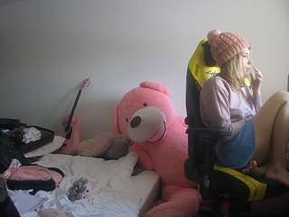 voyeurcam-sexy-little-ana-01's CamSoda show and profile