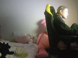 voyeurcam-sexy-little-ana-01