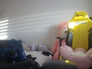 voyeurcam-sexy-little-ana-01