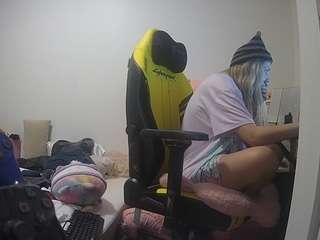 voyeurcam-sexy-little-ana-01's CamSoda show and profile