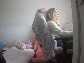voyeurcam-sexy-little-ana-01