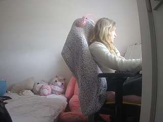 voyeurcam-sexy-little-ana-01