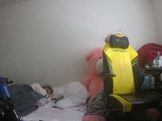 Este modelo está ao vivo agora. voyeurcam-sexy-little-ana-01