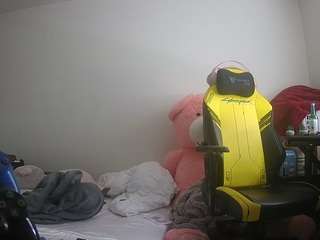 Acest model este live acum. voyeurcam-sexy-little-ana-01