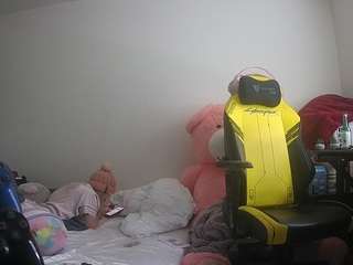 Ce modèle est en direct maintenant. voyeurcam-sexy-little-ana-01