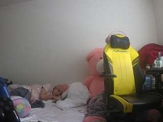 Ce modèle est en direct maintenant. voyeurcam-sexy-little-ana-01