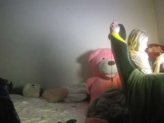 Este modelo está en vivo ahora. voyeurcam-sexy-little-ana-01