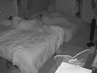 voyeurcam-house-char... webcam