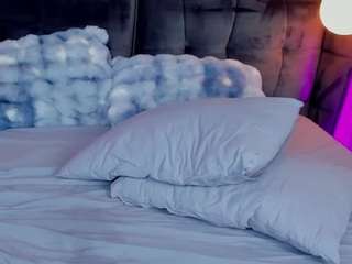 Adoralynn's cam show statistics and live stream
