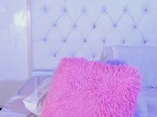 Live cam show with leahcollins