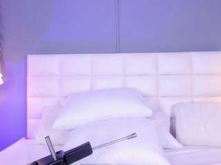 ahincale's CamSoda show and profile