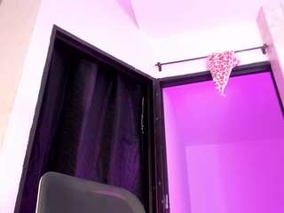 hotlittlebittch live webcam show