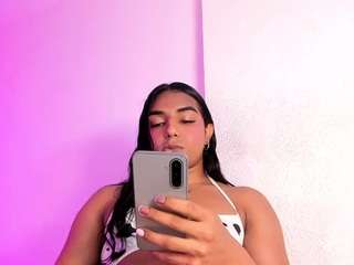 HotLittleBittch live cam preview