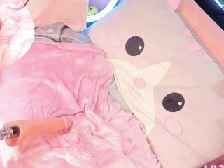 curvy-brunette webcam model