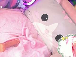 curvy-brunette webcam