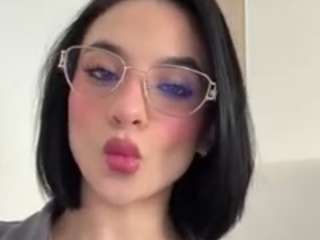 Live webcam model kiraalopez on Soda Cams