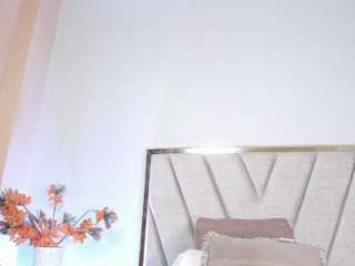 alisafox, female webcam model,  years old, on live webcam