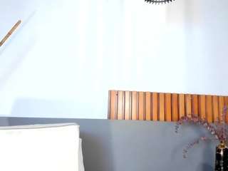 Alisafox's cam show statistics and live stream